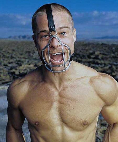 Брэд Питт без галстука, рубашки и трусов