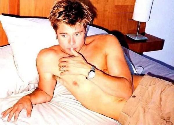 Брэд Питт без галстука, рубашки и трусов