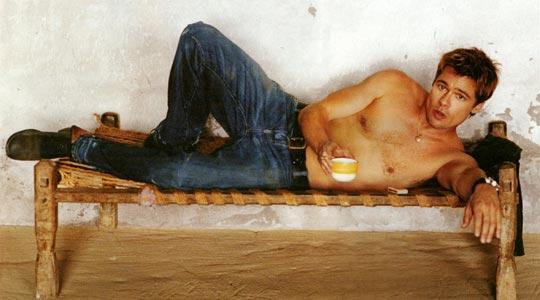 Брэд Питт без галстука, рубашки и трусов