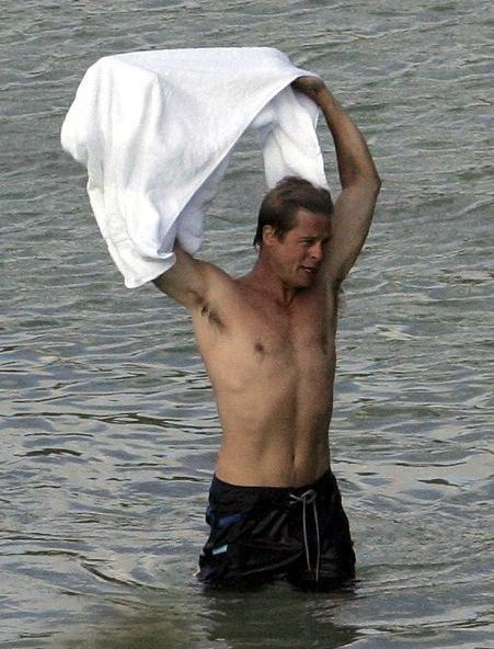 Брэд Питт без галстука, рубашки и трусов