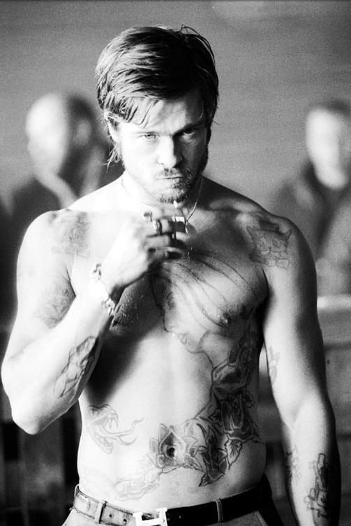 Брэд Питт без галстука, рубашки и трусов