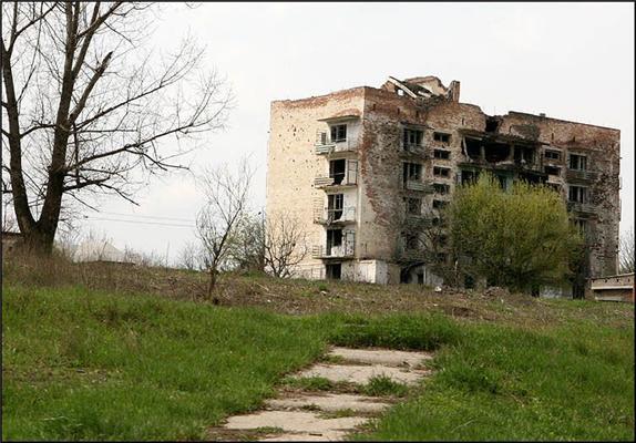 Грозный в наши дни. Осталась разруха, мины, боевики и футбол