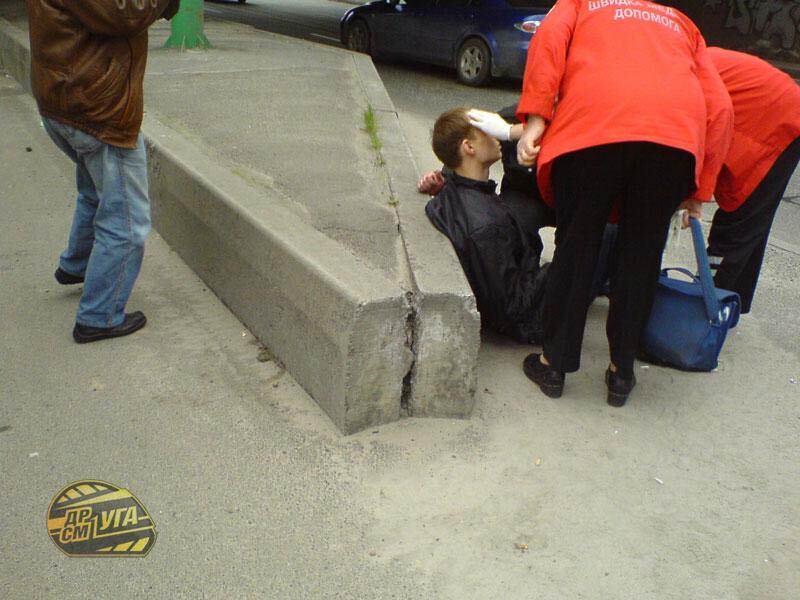 На Броварском проспекте человек упал с эстакады 