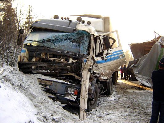 Лобовое столкновение грузовика и легковушки унесло три жизни