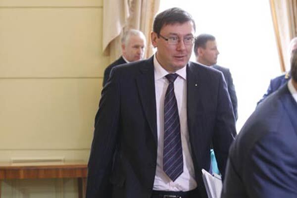 Луценко ходит в рваных туфлях