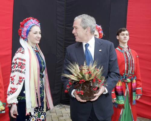 Буша зустрічали варениками та перекинутими вагончиками, 2 апреля 2008