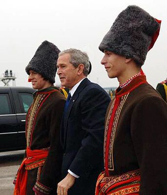 Буша зустрічали варениками та перекинутими вагончиками, 2 апреля 2008