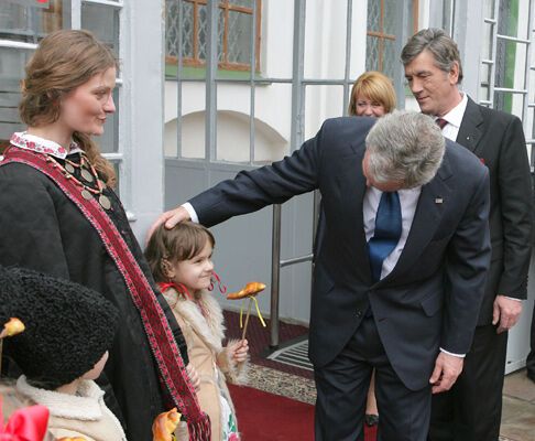 Буша зустрічали варениками та перекинутими вагончиками, 2 апреля 2008