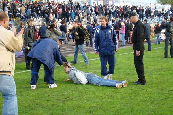 Матч "Нефтяник" - "Динамо" завершился грандиозной дракой!