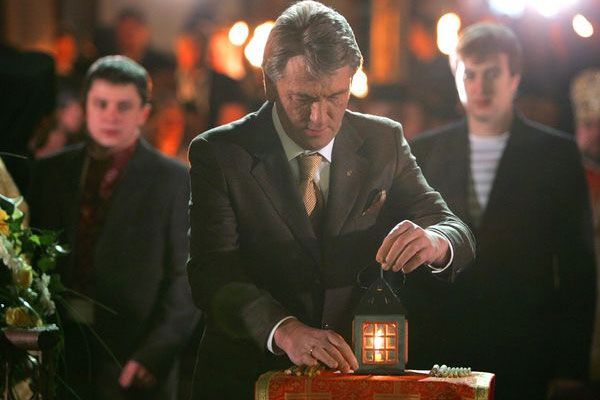 Ющенко лично передаст церквям Вифлеемский огонь