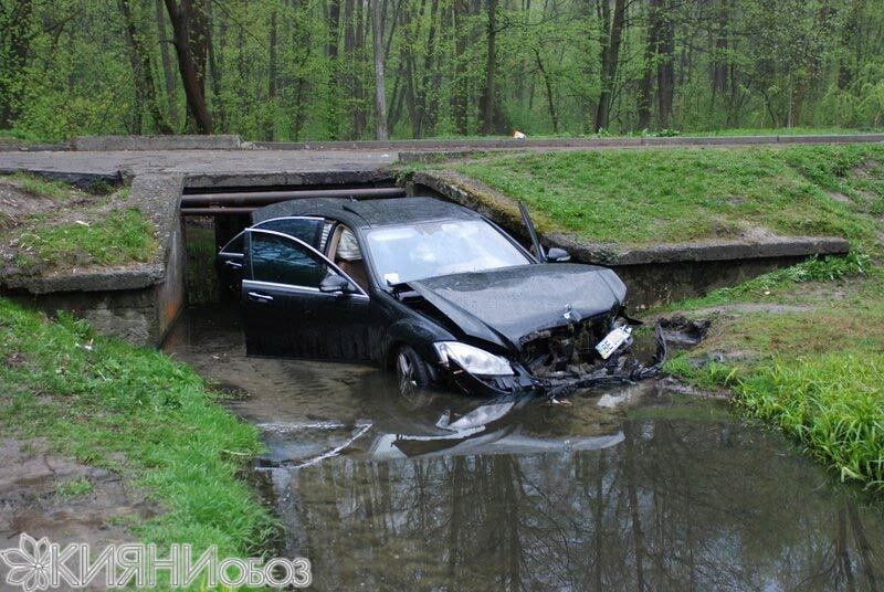 Пьяный водитель столкнувшись с деревом... оказался в озере