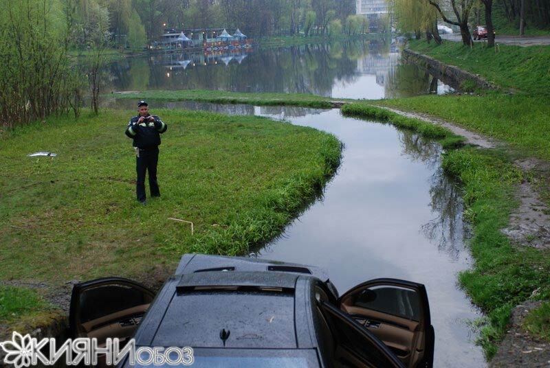 Пьяный водитель столкнувшись с деревом... оказался в озере