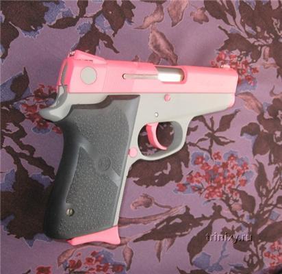 Зброя для жіночого батальйону блондинок. Навіть кулі рожеві