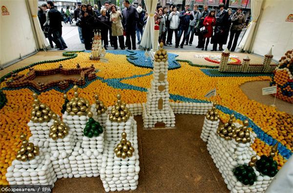 Майдан Незалежності закидали яйцями. ФОТО