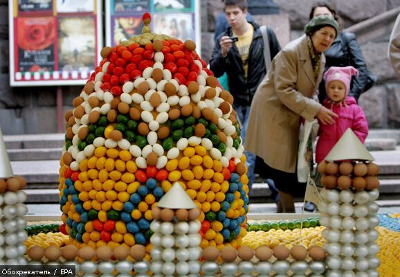 Майдан Незалежності закидали яйцями. ФОТО