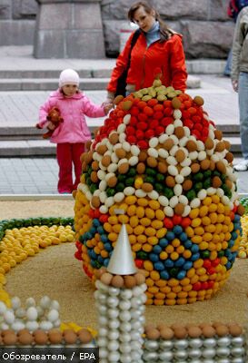 Майдан Незалежності закидали яйцями. ФОТО