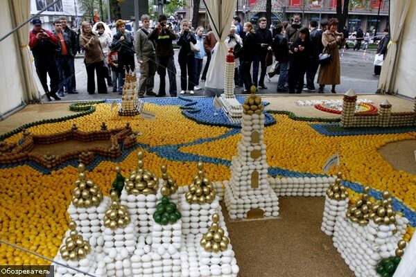 Майдан Незалежності закидали яйцями. ФОТО