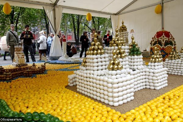 Майдан Незалежності закидали яйцями. ФОТО