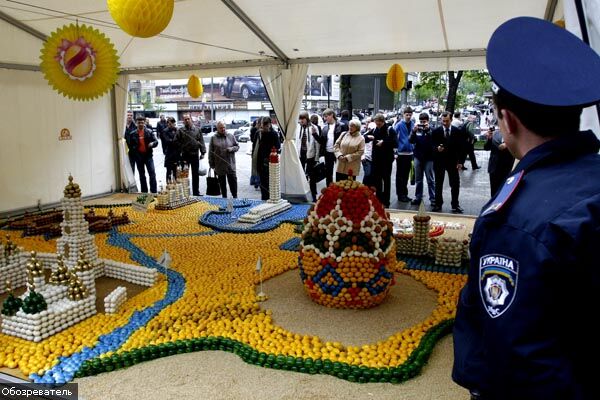 Майдан Незалежності закидали яйцями. ФОТО