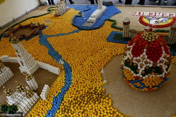 Майдан Незалежності закидали яйцями. ФОТО