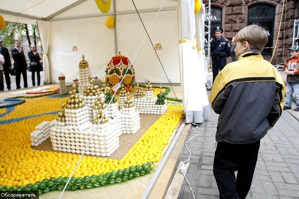 Майдан Незалежності закидали яйцями. ФОТО