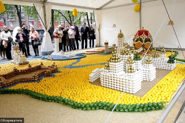 Майдан Незалежності закидали яйцями. ФОТО