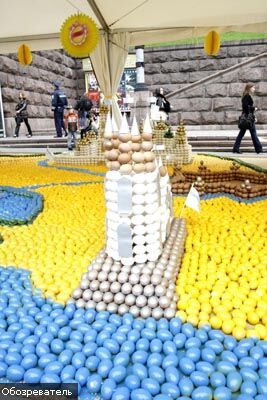 Майдан Незалежності закидали яйцями. ФОТО