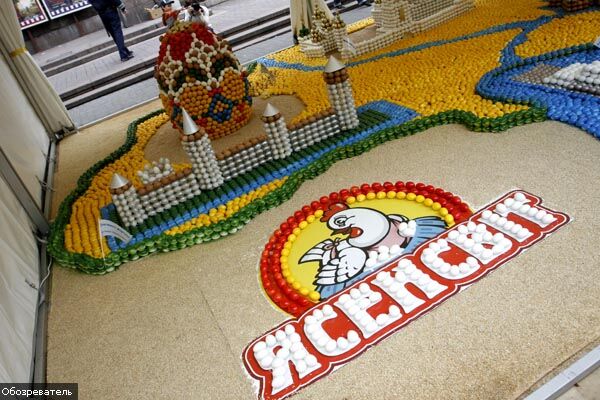 Майдан Незалежності закидали яйцями. ФОТО