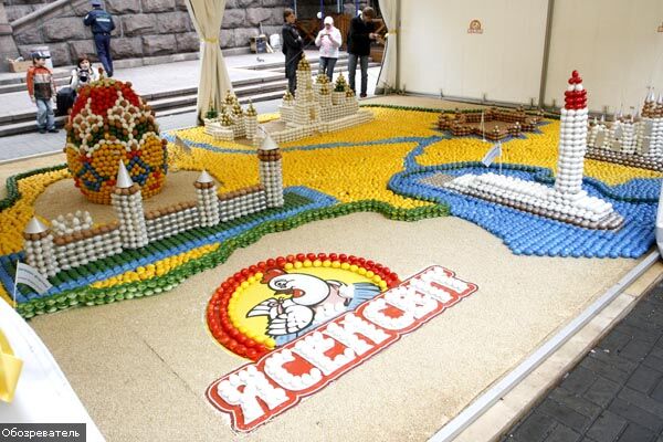 Майдан Незалежності закидали яйцями. ФОТО