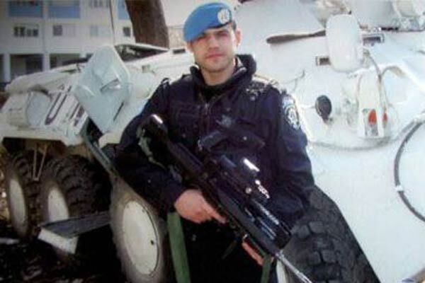 На могилі загиблого миротворця пташка звила гніздо