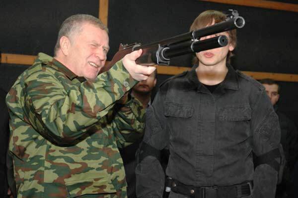 Жириновський любить ... стріляти з вікна поїзда