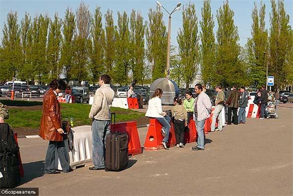 Тисячі людей безнадійно застрягли в "Борисполі"