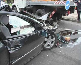 Водитель Peugeot 407 врезался в припаркованный "ЗИЛ"