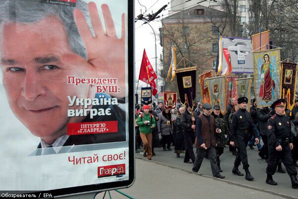Янукович возглавил антиНАТОвский пикет в Киеве