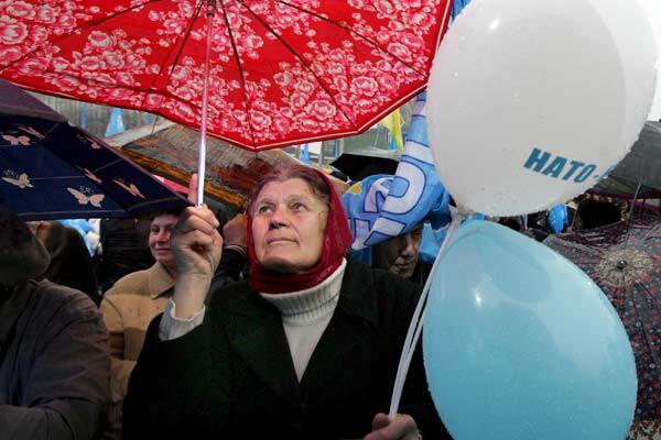 Як змусити українців полюбити НАТО?