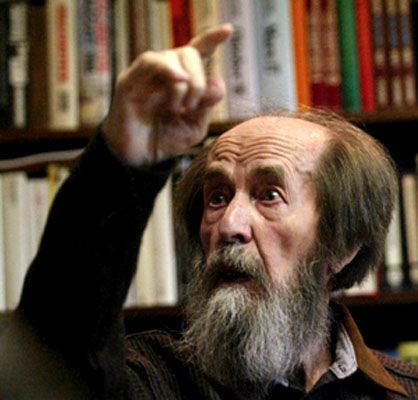 Солженицын борется с болезнью, продолжая работать