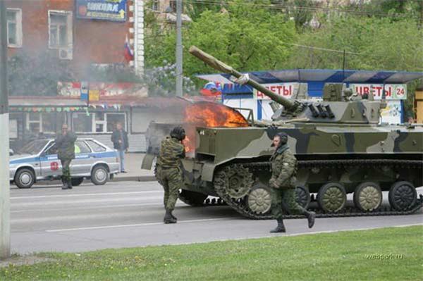 Во время парада на Красной площади взорвалась бронемашина