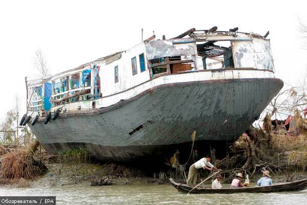 В результате крушения судна погибли десятки пассажиров
