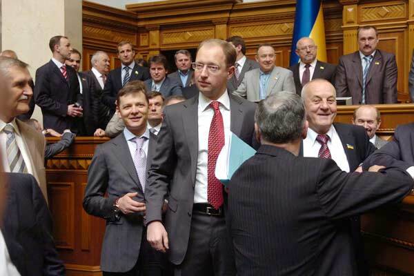 Яценюк распустил депутатов по домам