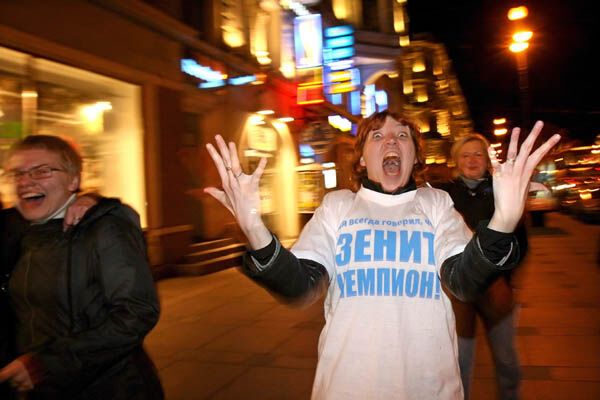 Болельщики "Зенита" на радостях едва не разгромили Санкт-Петербург