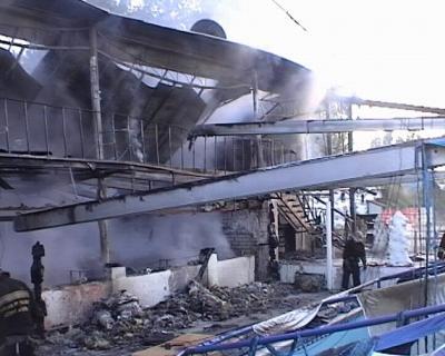 В Гидропарке сильный пожар уничтожил "Сан-Сити"