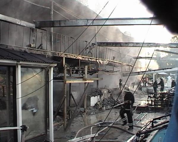 В Гидропарке сильный пожар уничтожил "Сан-Сити"