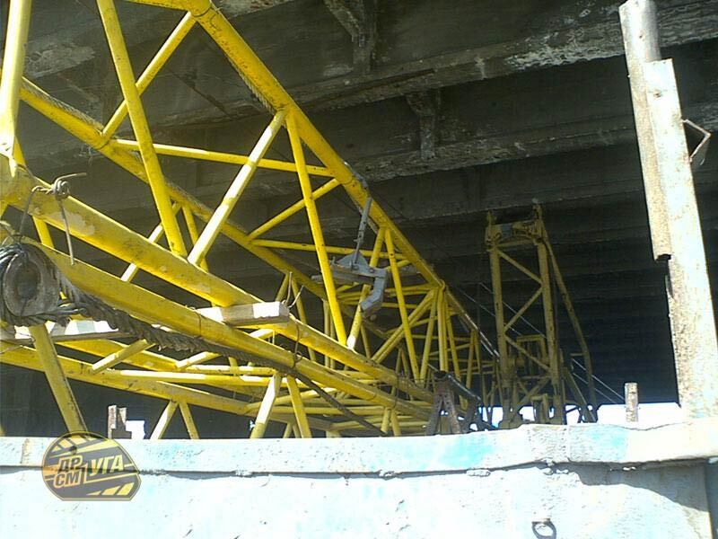 На проспекте Победы грузовик МАЗ застрял… под мостом
