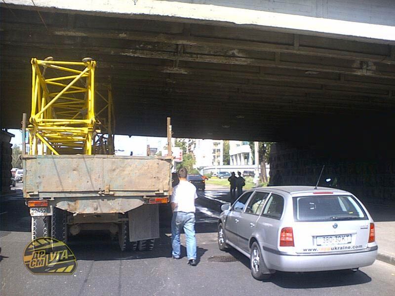 На проспекте Победы грузовик МАЗ застрял… под мостом