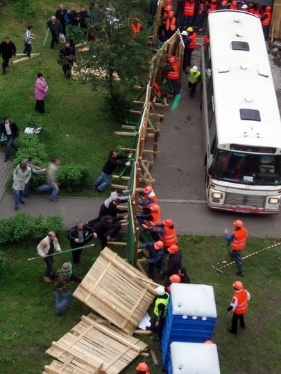 Строители забросали камнями жителей Воскресенки 