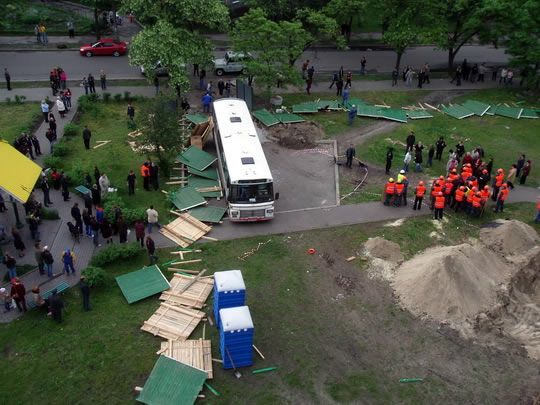 Строители забросали камнями жителей Воскресенки 