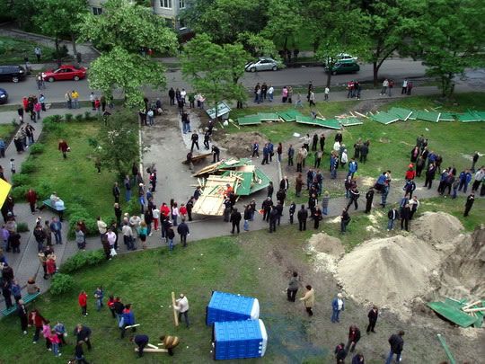 Строители забросали камнями жителей Воскресенки 