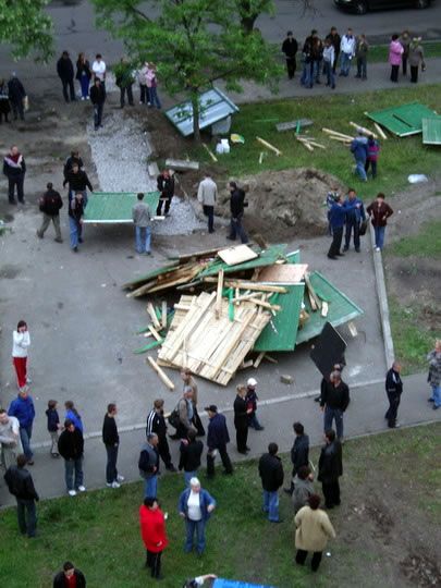 Строители забросали камнями жителей Воскресенки 