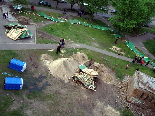 Строители забросали камнями жителей Воскресенки 