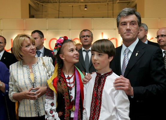 Ющенко їздив до Канади за маточним молоком